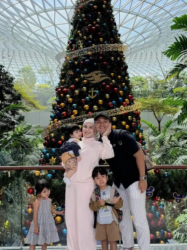 Kesha Ratuliu liburan ke Singapura bersama ketiga anaknya dengan tampilan stylish. [@kesharatuliu05]