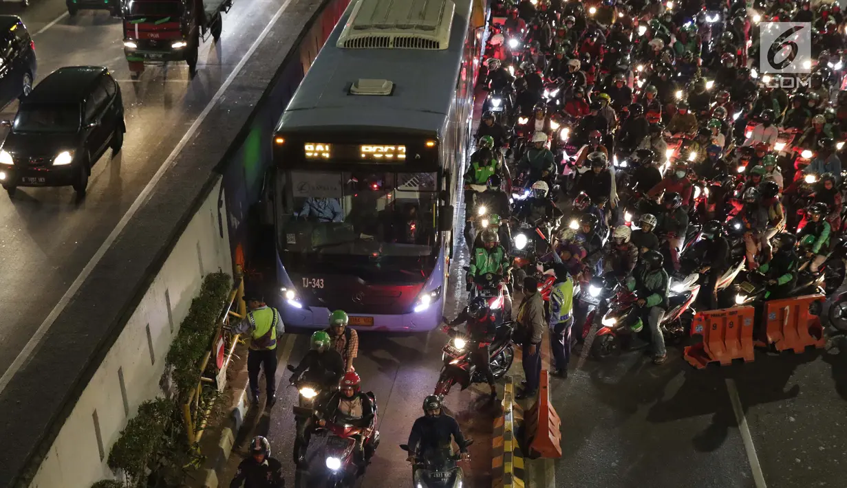 Ratusan motor berebut masuk jalur Transjakarta di sebagian ruas Jalan Gatot Subroto depan Gedung MPR/DPR/DPD RI, Jakarta, Kamis (19/9/2019). Sebagian ruas Jalan Gatot Subroto depan Gedung Parlemen ditutup karena ada aksi mahasiswa menolak revisi RKUHP-UU KPK. (Liputan6.com/Helmi Fithriansyah)