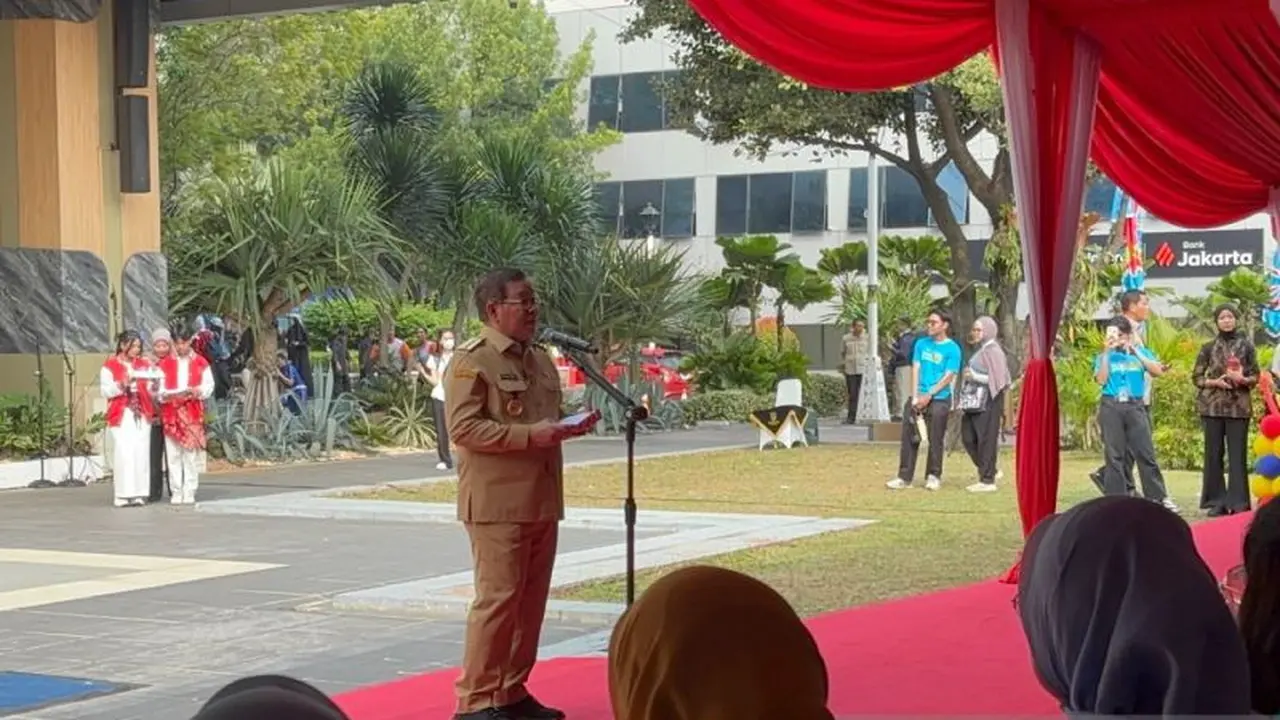 Gubernur DKI Jakarta Pramono Anung memberikan sambutan dalam acara Peringatan Hari Anak Nasional (HAN) ke-42 Tingkat Provinsi DKI Jakarta Tahun 2026 di halaman Balai Kota, Jakarta, Senin (20/7/2026). (Antara)