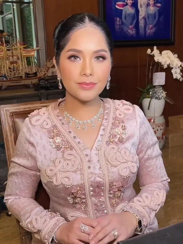 Annisa Pohan dan Menteri Pariwisata Widiyanti Wardhana saat Kondangan. [@barry_irawan]