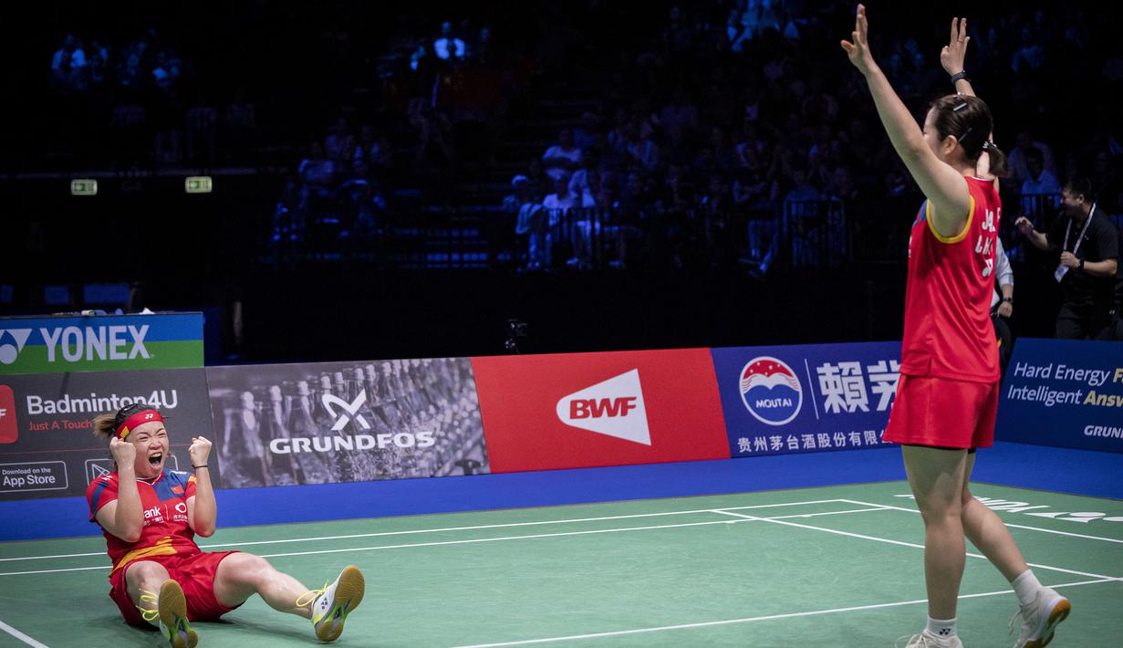 Selebrasi pasangan China, Chen Qing Chen/Jia Yi Fan setelah mengalahkan wakil Indonesia, Apriyani Rahayu/Siti Fadia Silva Ramadhanti pada laga final nomor ganda putri kejuaraan bulu tangkis BWF World Championship 2023 di Royal Arena, Copenhagen, Denmark, Minggu (27/8/2023). Chen Qing Chen/Jia Yi Fan menang dua gim langsung 16-21, 12-21. (AFP/Ritzau Scanpix/Mads Claus Rasmussen)