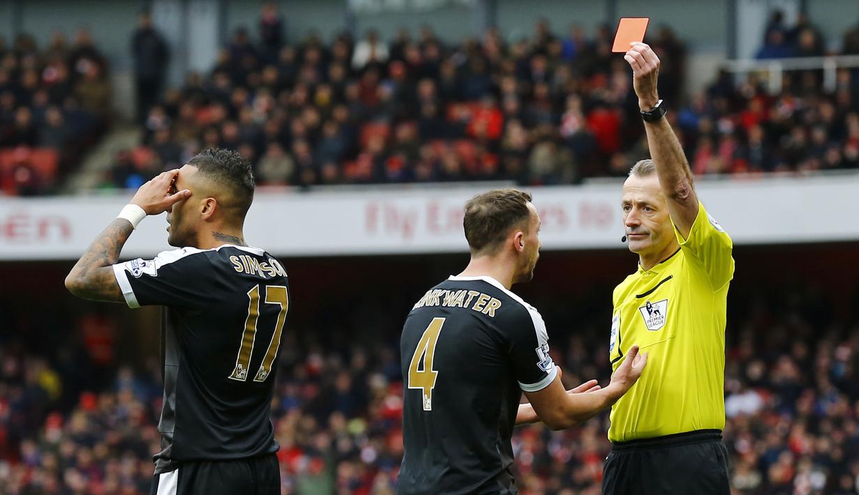 Wasit Martin Atkinson memberikan kartu merah kepada pemain Leicester City, Danny Simpson, saat melawan Arsenal dalam laga Liga Inggris di Stadion Emirates, London, Minggu (14/2/2016). (Reuters/Darren Staples)