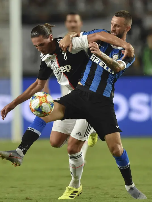 Gelandang baru Juventus, Adrien Rabiot berebut bola dengan gelandang Inter Milan, Marcelo Brozović selama laga ICC 2019 di Nanjing Olympic Sports Center Gymnasium, China (24/7/2019). Rabiot didatangkan Juventus dari PSG dengan gratis, setelah kontraknya rampung. (AFP Photo/Hector Retamal)