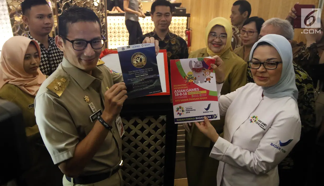 Wakil Gubernur DKI Jakarta Sandiaga Uno dan Kepala BPOM RI Penny K Lukito menunjukkan stiker aman saji Asian Games 2018 di salah satu restoran di Plaza Indonesia, Jakarta, Selasa (24/7). (Liputan6.com/Arya Manggala)