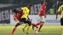 Pemain Persija, Ade Jantra (kiri), berebut bola dengan pemain Semen Padang, Vendry Ronaldo Mofu, dalam laga Torabika Soccer Championship 2016 presented by IM3 Ooredoo di Stadion Utama Gelora Bung Karno, Jakarta, Minggu (8/5/2016). (Bola.com/Arief Bagus)