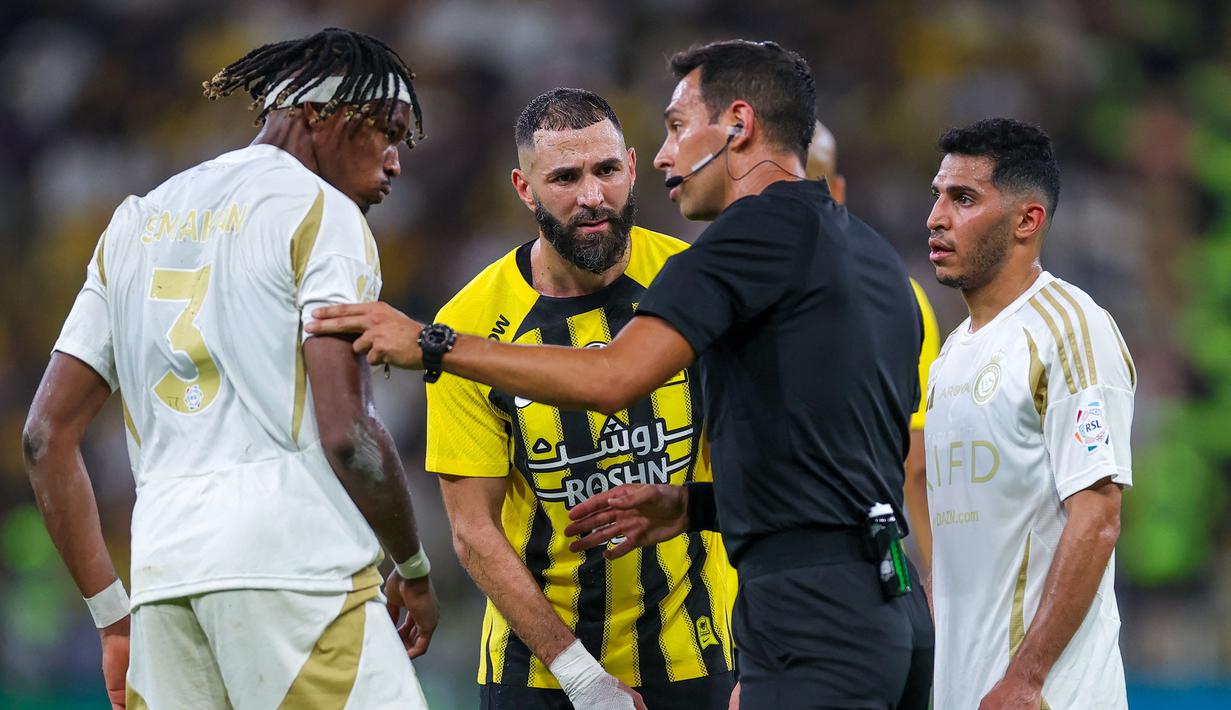 Ittihad FC, Karim Benzema melakukan protes terhadap keputusan wasit pada laga lanjutan Liga Arab Saudi melawan Al Nassr di King Abdullah Sports City, Jeddah, Arab Saudi, Sabtu (07/12/2024) dini hari WIB. (AFP)