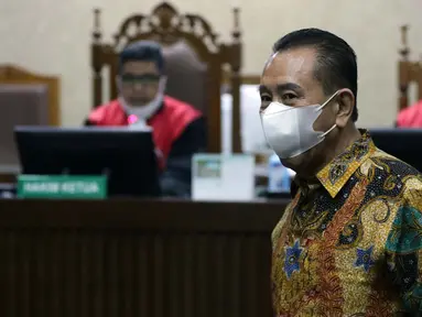 Terdakwa suap pengurusan fatwa MA serta penghapusan nama terpidana pengalihan hak tagih Bank Bali dari daftar red notice Polri, Djoko S Tjandra saat sidang putusan di Pengadilan Tipikor Jakarta, Senin (5/4/2021). Djoko Tjandra divonis 4 tahun 6 bulan penjara. (Liputan6.com/Helmi Fithriansyah)