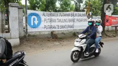 Pengendara motor melintasi spanduk pemberitahuan di merupakan jalur putar balik kawasan Lenteng Agung, Jakarta, Kamis (14/11/2019). Mulai 15 November 2019, jalur putar balik tersebut akan ditutup terkait pembangunan flyover yang saat ini telah mulai dikerjakan. (Liputan6.com/Immanuel Antonius)