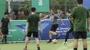 Legenda Barcelona, Carles Puyol, mengontrol bola saat bermain futsal di Lapangan Menara Imperium, Jakarta, Selasa (12/3). Pertandingan tersebut merupakan bagian dari kegiatan UEFA Champions League Trophy Tour di Jakarta. (Bola.com/M Iqbal Ichsan)