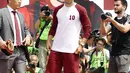 Penyerang Lukas Podolski menyapa penggemarnya saat upacara penyambutan di Kobe, Jepang barat, (6/7). Vissel Kobe kabarnya membayar €2,6 juta guna menebus Penyerang berusia 32 tahun ini. (Tsuyoshi Ueda/Kyodo News via AP)