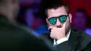 Dario Sammartino, dari Italia, bersaing di meja final selama World Series of Poker di kasino hotel Rio di Las Vegas (14/7/2019). Tabel final Poker Main Event 2019 World Series menyisakan sembilan pemain yang tersisa dalam pertarungan mendapatkan hadiah $ 10 juta. (Steve Marcus/Las Vegas Sun via AP)
