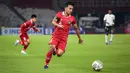 Pemain Timnas Indonesia U-20, Arkhan Fikri menggiring bola pada laga International Friendly Match U-20 melawan Timnas Fiji di Stadion Utama Gelora Bung Karno (SUGBK), Jakarta, Jumat (17/02/2023). Arkhan menjadi salah satu pemain yang tampil menonjol pada laga uji coba tersebut. Pemain muda Arema FC itu mampu membongkar pertahanan dari tengah dengan melepaskan umpan kunci serta tendangan tepat sasaran dari luar kotak penalti. (Bola.com/Bagaskara Lazuardi)