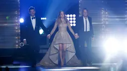 (Ki-ka) Harry Connick Jr, Jennifer Lopez dan Keith Urban berjalan ke atas panggung untuk menjadi juri dalam final American Idol di Hollywood, California, Kamis (7/4/2016). (REUTERS/Mario Anzuoni)