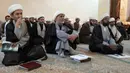 Ulama Syiah mendengarkan guru mereka di kota suci Najaf, Irak, 23 November 2021. Sekolah-sekolah agama di Irak kembali dibuka setelah lebih dari dua tahun di tengah pandemi COVID-19. (Qassem al-KAABI/AFP)