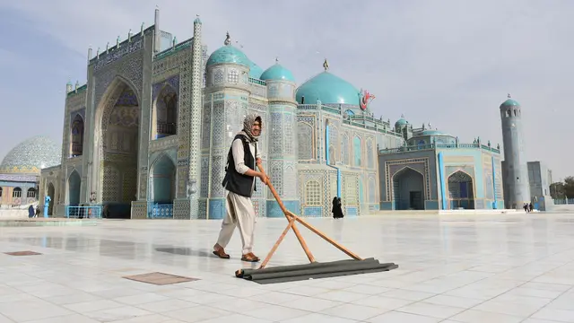 Lima Bulan Ditutup, Masjid Biru di Afghanistan Kembali Dibuka