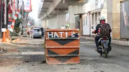 Kendaraan melintasi Jalan Panglima Polim Raya yang mengalami penyempitan di Jakarta, Rabu (8/8). Penyempitan jalan terjadi karena adanya proyek MRT dan perbaikan jalan. (Liputan6.com/Immanuel Antonius)