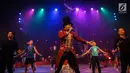 Pemain sirkus Oriental Circus Indonesia (OCI) berlatih akrobat dan trapeze jelang gelaran The Great 50 Show di Senayan, Jakarta, Rabu (12/12). The Great 50 Show akan dibuka pada 14 Desember  hingga 20 Januari 2019 di Jakarta. (Liputan6.com/Fery Pradolo)
