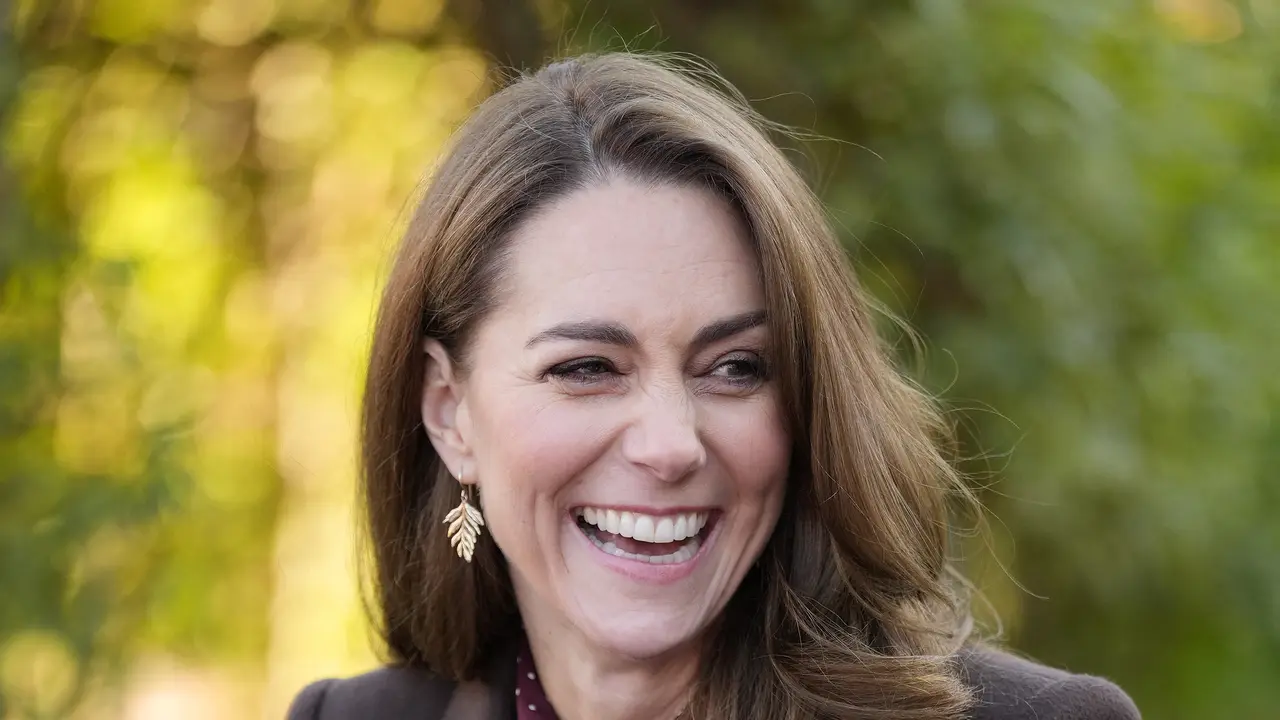 Lepas Cincin Tunangan Ikonis, Kate Middleton Pakai Anting Pakis Penuh Makna