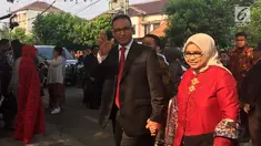 Gubernur DKI Jakarta Anies Baswedan dan istrinya menyapa awak media saat datang ke acara pernikahan putri Presiden Jokowi, Kahiyang Ayu dan Bobby Nasution di Gedung Graha Saba Buana, Solo, Rabu (8/11). (Liputan6.com/Lizsa Egeham)