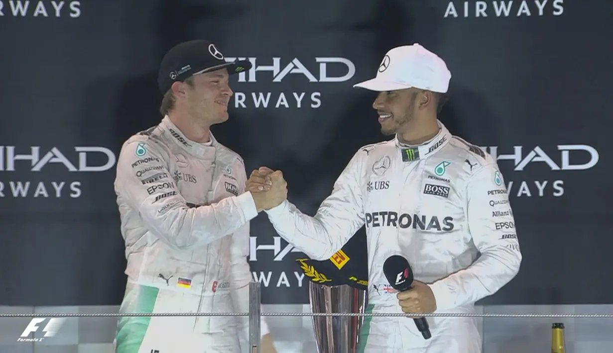 Nico Rosberg mendapat ucapan selamat dari Lewis Hamilton yang memenangi balapan F1 GP Abu Dhabi. Kedua pebalap Mercedes ini bersaing ketat sepanjang balapan F1 musim 2016. Gelar juara dunia baru ditentukan di seri terakhir ini. (Bola.com/Twitter/F1)