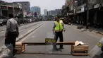 Jalan Jatinegara Barat Jakarta kembali ditutup pada Jumat (21/8/2015). Penutupan terkait proses penggusuran warga yang tinggal di sekitar bantaran Kali Ciliwung di Kampung Pulo Jakarta Timur. (Liputan6.com/Helmi Fithriansyah)