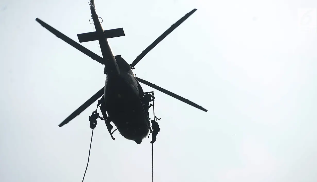 Personel TNI turun dari helikopter dalam Latihan Penanggulangan Terorisme Satuan Gultor TNI di kawasan Gelora Bung Karno, Senayan, Jakarta Pusat, Rabu (1/8). Latihan itu sebagai persiapan pengamanan ajang Asian Games 2018. (Merdeka.com/Imam Buhori)