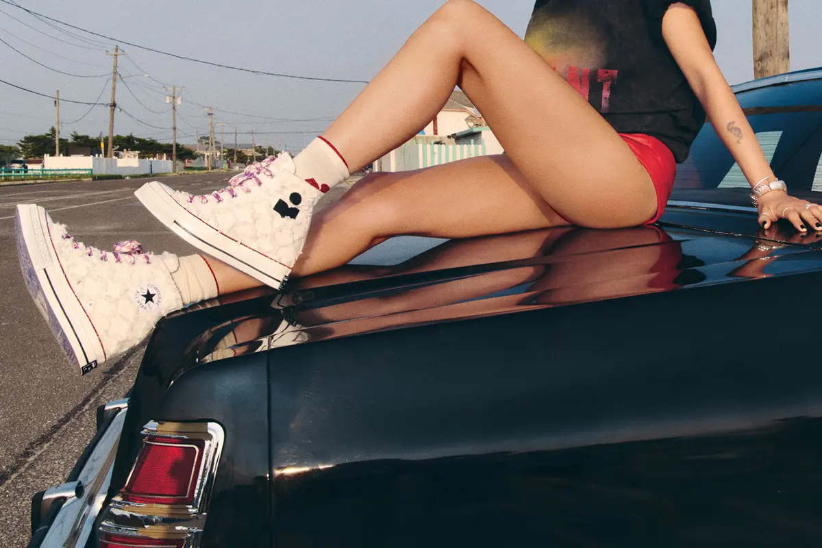 Tampilan Ikonik Sneakers Wedge Kolaborasi Converse x Isabel Marant