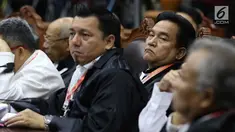 Ketua Tim Hukum Joko Widodo-Ma'ruf Amin, Yusril Ihza Mahendra mendengarkan tuntutan yang dibacakan tim kuasa hukum pasangan calon nomor urut 02 pada sidang perdana sengketa Pilpres 2019 di Mahkamah Konstitusi, Jakarta, Jumat (14/6/2019). (Lputan6.com/Johan Tallo)