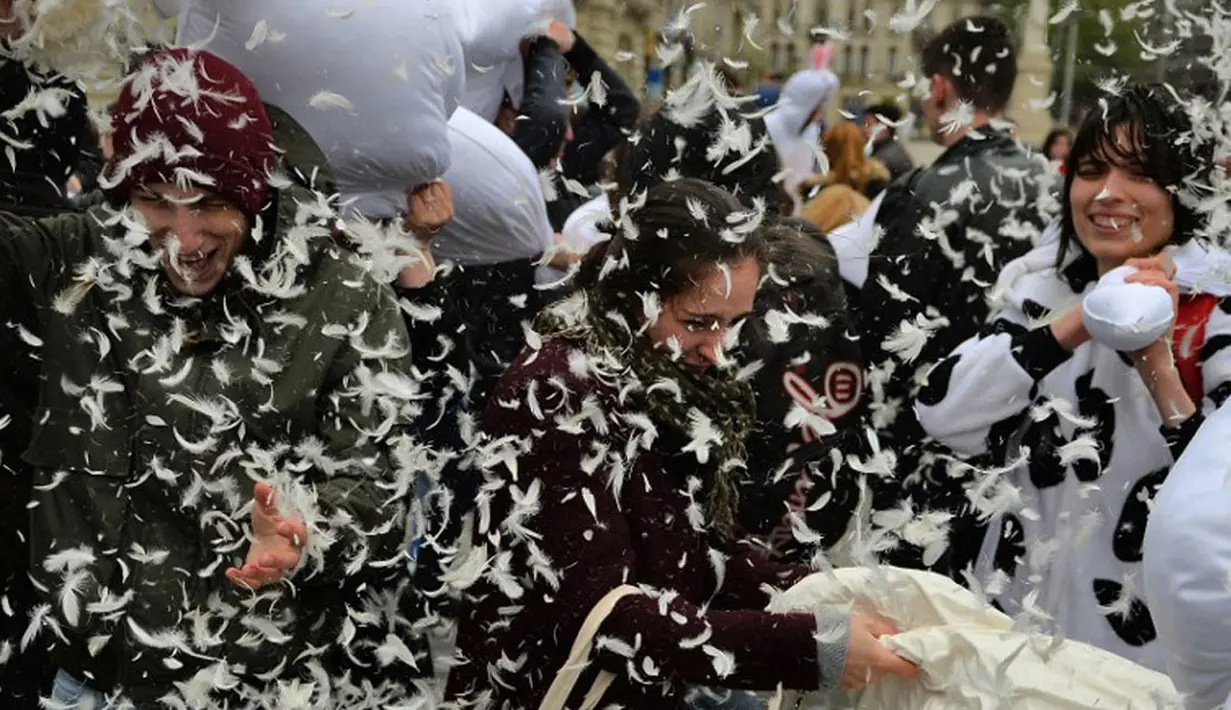 Euforia perang bantal ternyata bukan hanya terjadi di London. Acara serupa juga diselenggarakan di lebih dari 100 kota di seluruh dunia (AFP PHOTO / BEN STANSALL).