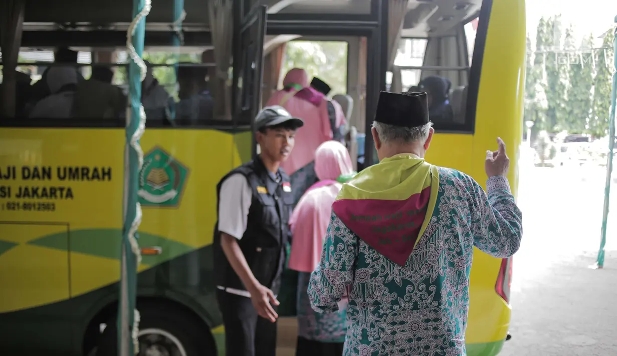 Calon jemaah haji kloter pertama menaiki bus usai melakukan kelengkapan administrasi di Asrama Haji, Jakarta, Sabtu (6/7/2019). Sebelum diberangkatkan, petugas mengecek kembali 385 calon jamaah untuk melakukan kelengkapan administrasi. (Liputan6.com/Faizal Fanani)