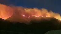Kobaran Api Kepung Kawah Ijen, Wisata Ditutup Total