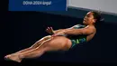 Atlet Indonesia, Gladies Lariesa Garina Haga berkompetisi di final cabang loncat indah beregu campuran pada Kejuaraan Akuatik Dunia 2024 di Hamad Aquatics Center, Doha, Qatar, 2 Februari 2024. (AFP/Oli Scarff)