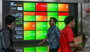 Indeks Harga Saham Gabungan (IHSG) Indonesia menguat hampir lima persen lebih tinggi pada pembukaan 10 April 2025. (BAY ISMOYO/AFP)