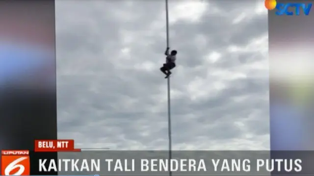 Yohanes berinisatif memanjat tiang bendera untuk mengaitkan kembali tali yang putus.