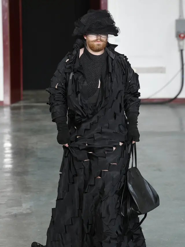 Debut Jadi Model, Sam Smith Pakai Sempak Koleksi Vivienne Westwood di Paris Fashion Week 2024