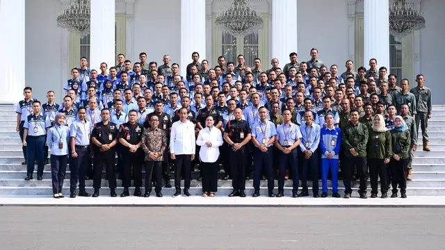 Presiden Jokowi dan Ibu Iriana tersenyum semringah saat berfoto bersama para pegawai Istana, mulai dari Kementerian Sekretariat Negara, Sekretariat Kabinet, Paspampres, hingga petugas kebersihan.