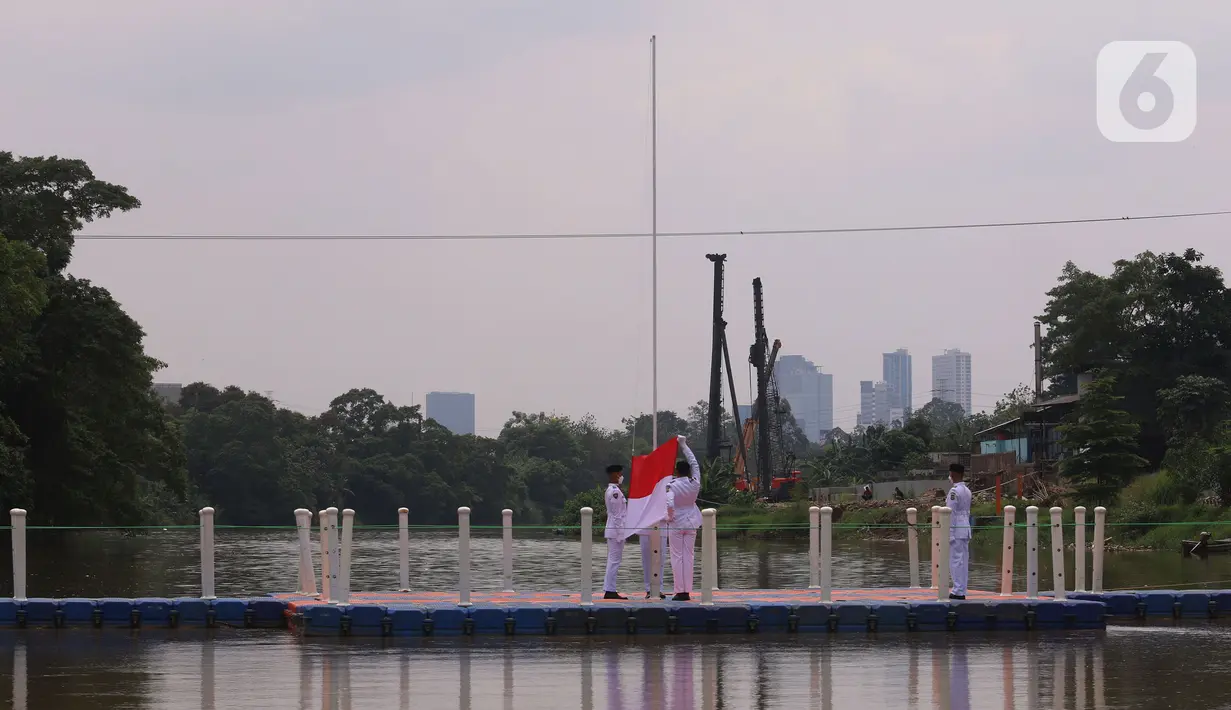 Anggota Paskibraka melakukan pengibaran bendera merah putih di Sungai Cisadane, Kota Tangerang, Banten, Kamis (28/10/2021). Pengibaran bendera merah putih yang di ikuti puluhan pemuda tersebut di lakukan untuk memperingati hari sumpah pemuda. (Liputan6.com/Angga Yuniar)
