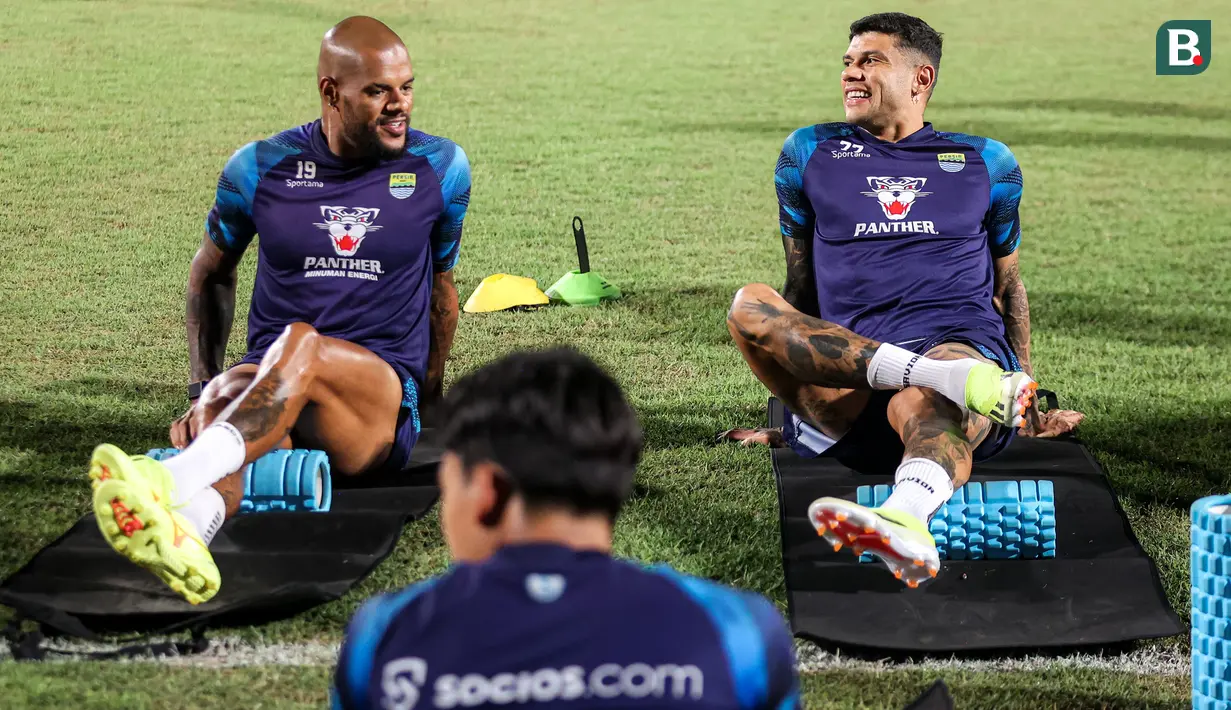 Duo predator Persib Bandung, David Da Silva dan Ciro Alves tampak santai dalam sesi official training, Kamis (30/5/2024) jelang menghadapi tuan rumah Madura United pada laga leg kedua final Championship Series BRI Liga 1 2023/2024 yang akan digelar di Stadon Gelora Bangkalan, Jumat, 31 Mei 2024. Skuad persib tampak nyaman dengan tabungan kemenangan 3-0 yang dicatatkan pada leg pertama. (Bola.com/Bagaskara Lazuardi)