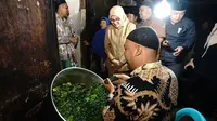 Bupati Banyuwangi Ipuk Fiestiandani melihat proses pembuatan lontong yang menjadi usaha kerakyatan yang terus berkembag di Banyuwangi (Istimewa)