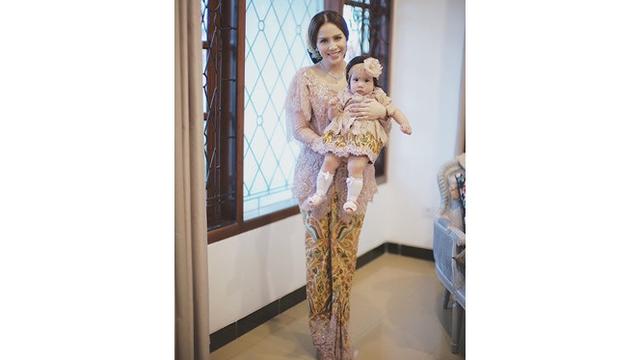 6 Gaya Momo Geisha Berdandan Bak Pejabat, Jadi Sorotan Publik