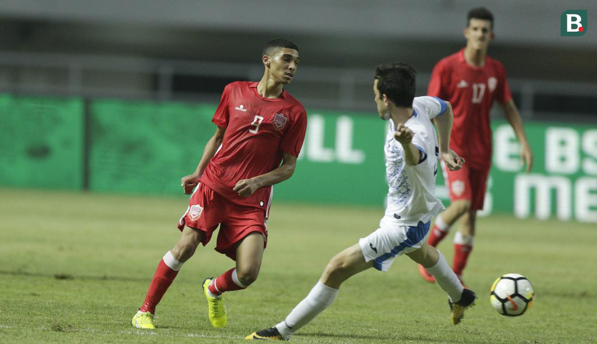 Pemain Bahrain, Ahmed Sanad, saat melawan Uzbekistapada laga PSSI Anniversary Cup 2018 di Stadion Pakansari, Senin (30/4/2018). Uzbekistan bermain imbang 3-3 dengan Bahrain. (Bola.com/M Iqbal Ichsan)