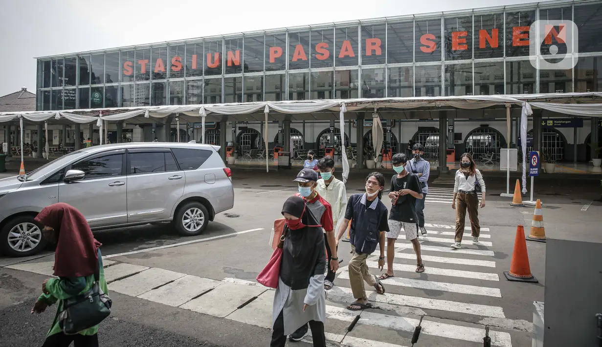 Penumpang kereta keluar dari Stasiun Pasar Senen, Jakarta, Kamis (6/5/2021). Larangan mudik sudah diatur melalui adendum Surat Edaran Satgas COVID-19 2021 SE 13/2021 tentang Peniadaan Mudik Hari Raya Idul Fitri tahun 1442 Hijriah. (Liputan6.com/Faizal Fanani)