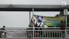 Petugas Satpol PP dan Panwas Pemilu mencopot Alat Peraga Kampanye (APK) Pilpres, Caleg dan Partai Politik di Kawasan Jalan Pemuda, Jakarta, Rabu (13/3). APK Pemilu 2019 yang terpasang pada JPO dibersihkan. (merdeka.com/Imam Buhori)