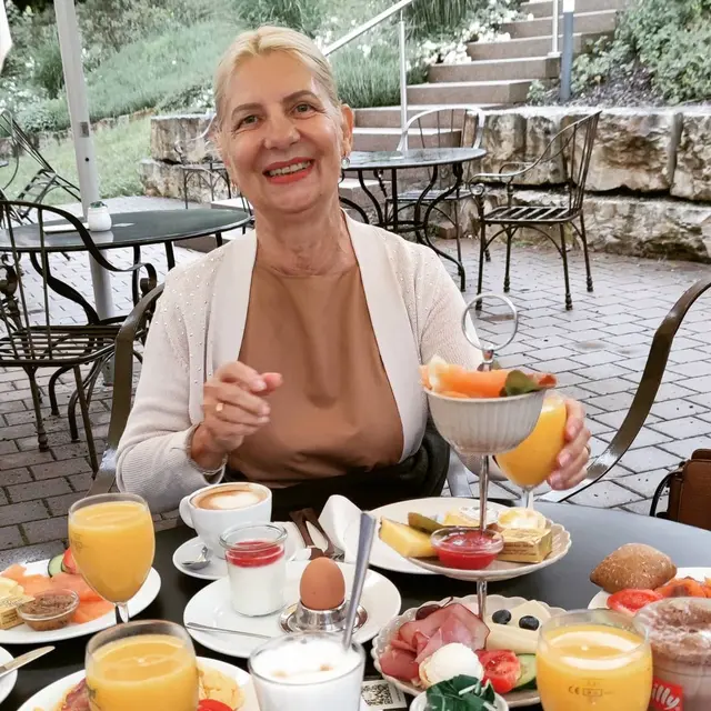 6 Potret Uschi Kurniawan Ibu Jennifer Bachdim, Baru Rayakan Ultah di Villa