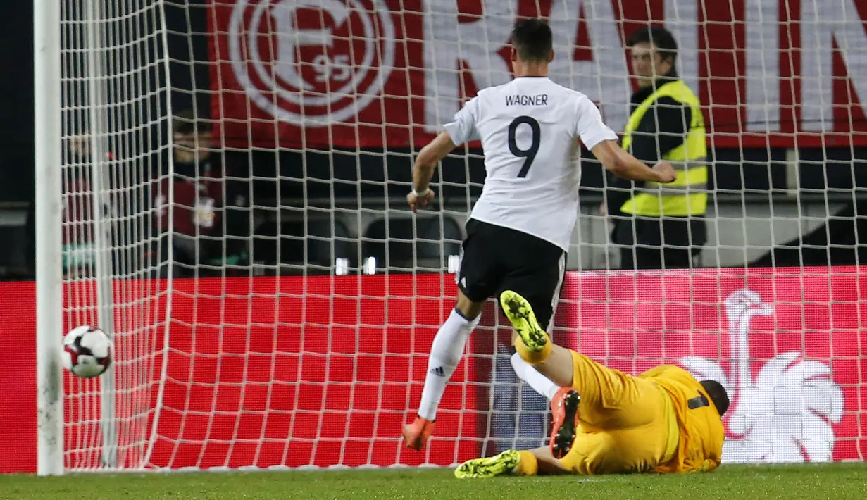 Tendangan striker Jerman, Sandro Wagner, membentur tiang gawang Azerbaijan pada laga kualifikasi Piala Dunia di Stadion Fritz Walter, Minggu (8/10/2017). Jerman menang 5-1 atas Azerbaijan. (AP/Michael Probst)