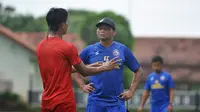 Pelatih sementara Arema, Kuncoro berdiskusi dengan kapten tim Ahmad Alfarizi saat latihan di lapangan Ketawang, Kabupaten Malang sebelum bulan Ramadhan. (Iwan/Setiawan/Bola.com)