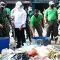 Kepala Polda Riau bersama TNI dan jajaran membersihkan tumpukan sampah di Pekanbaru. (Liputan6.com/M Syukur)