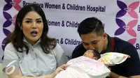 Nindy bersama suami, Askara Parasady Harsono memperkenalkan anak kedua mereka, Akifa Dinara Parasdy Harsono. (Foto: Herman Zakharia/Liputan6.com)