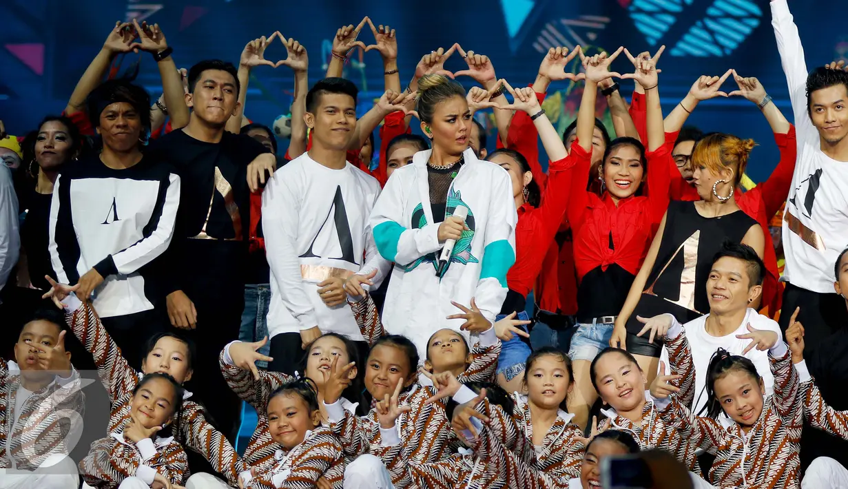 Agnez Mo bersama penarinya tampil menghibur penonton dalam Konser Raya 21 Tahun Indosiar, Istora Senayan, Jakarta (11/1/2016). Agnez Mo terlihat atraktif di panggung Konser Raya 21 Tahun Indosiar tersebut. (Liputan6.com/Gempur M Surya)