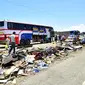 Puing-puing salah satu bus tampak berserakan di pinggir jalan tol Kota Huarmey, Peru, Senin (23/3/2015).  Insiden ini setidaknya menewaskan  34 orang tewas dan 70 luka-luka lainnya. (REUTERS/Toshiro Villanueva)